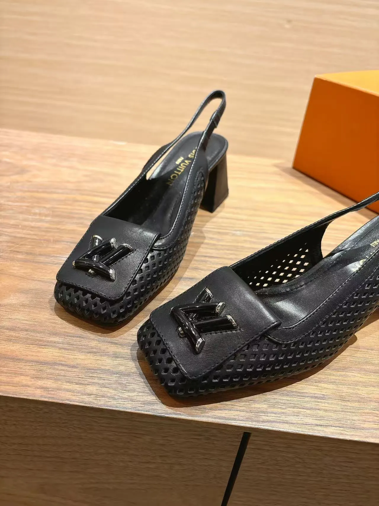 👟👟Ex-factory price 600👟👟 LV Louis Vuitton 25ss top version. Features the latest SHAKE hollow slingback sandals. Hard goods are new. Purchasing level! Full of high-end sense! A popular one among domestic and foreign bloggers. It is retro and fashionable and looks great on the feet! The main model on the official website. Upper: original customized cowhide surface. Lining: imported goatskin lining. ·Outsole: original Italian leather outsole ■Height: 3.5cm5.5cm ·Shoe size: 35-40 (41, 42 customizations are not returnable)